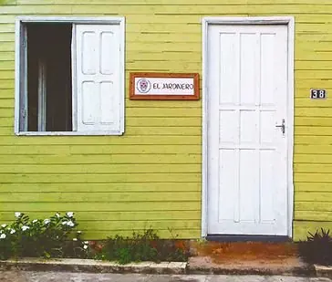 Porta e placa do El Jardinero