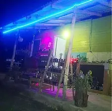 A casa iluminada à noite
