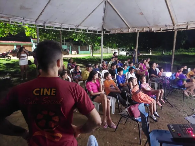 Sessão do Cine Cult Social sob a tenda, com a comunidade