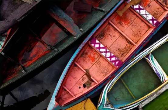 Barcos coloridos em Presidente Figueiredo