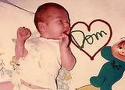 Dom bebê, com o coração desenhado com seu nome