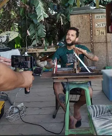 Dom demonstra a máquina para a gravação da Rede Amazônica